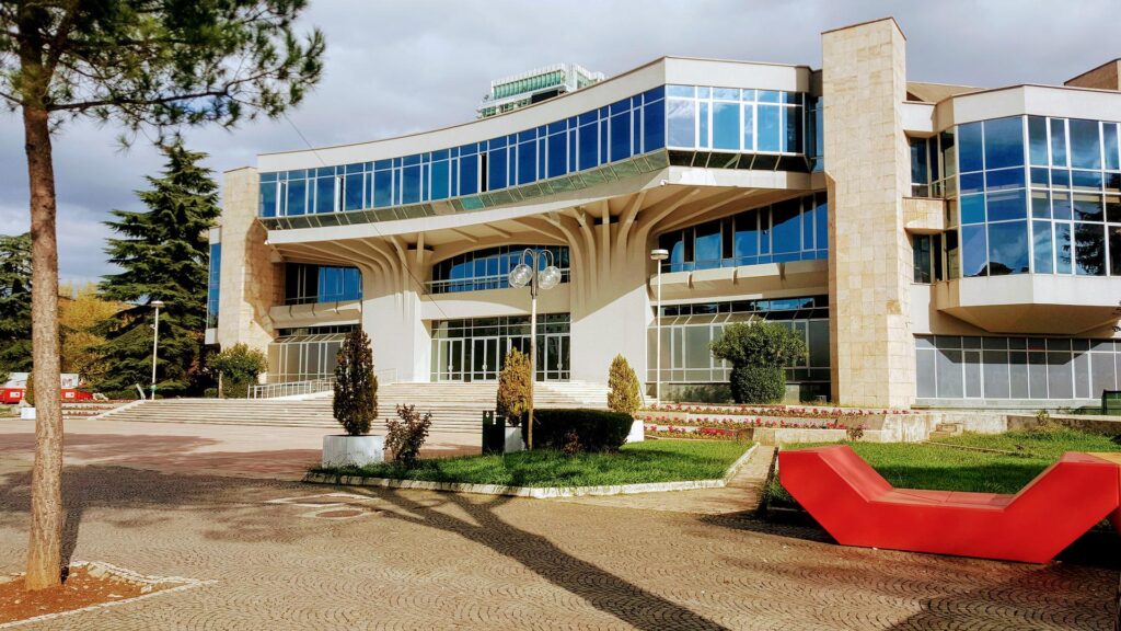 Lennot Tiranaan 127 euroa