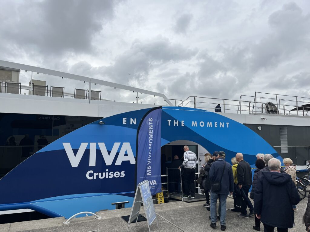 Matkabongaukset Viva Cruises Viva Moments -laiva satamassa Düsseldorfissa