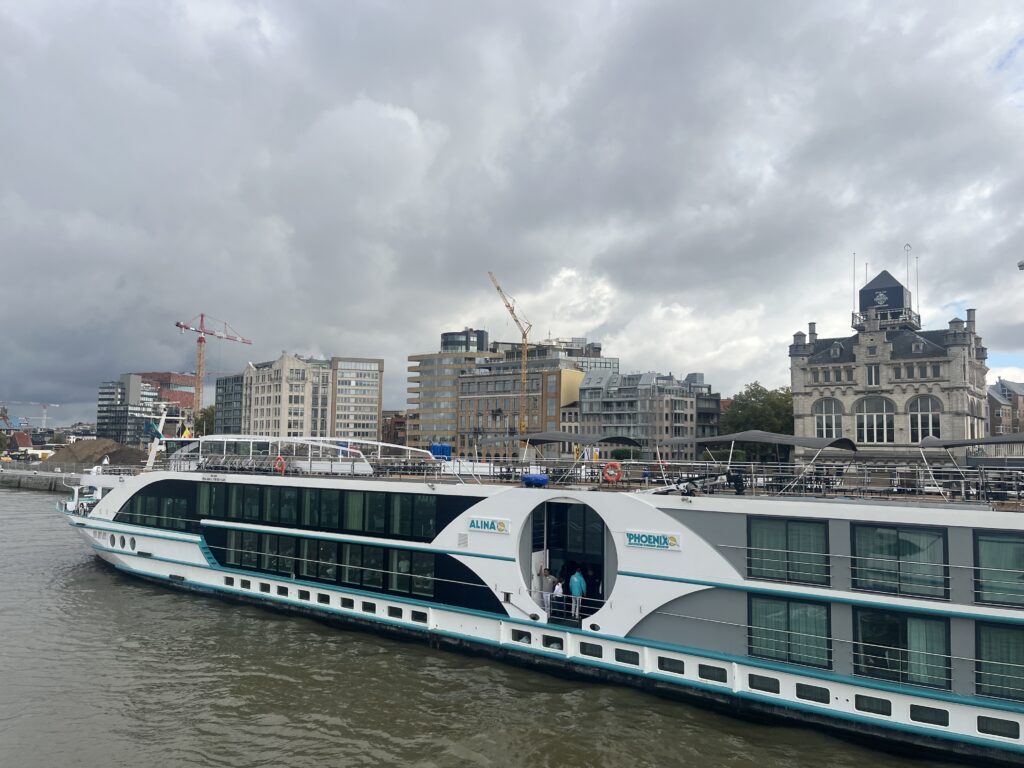 Matkabongaukset Näkymä Viva Moments -laivalta Antwerpeniin