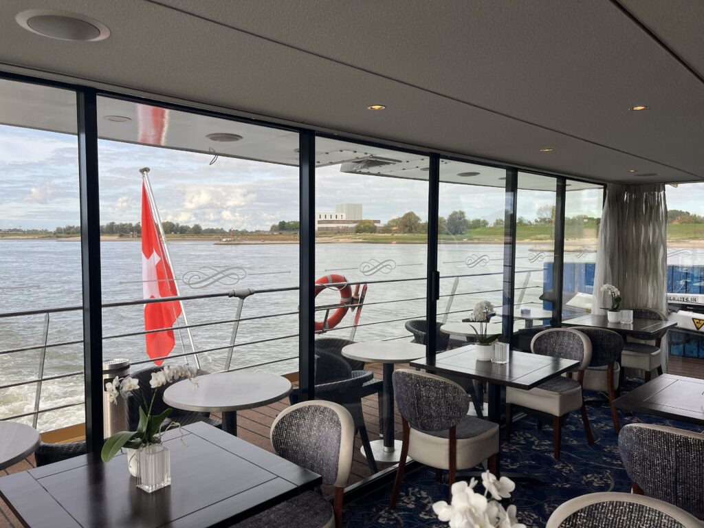 Matkabongaukset Viva Moments -laivan bistro tarjoaa rentoa ruokaa ja viihtyisän tunnelman