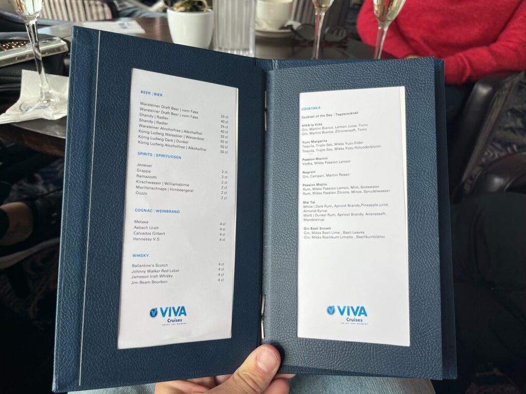 Viva Cruises loungebaari - rauhallinen tunnelma livemusiikilla jokiristeilyllä