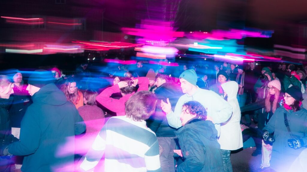 Yleisöä musiikkitapahtumassa Oulu2026 ilta-aikaan