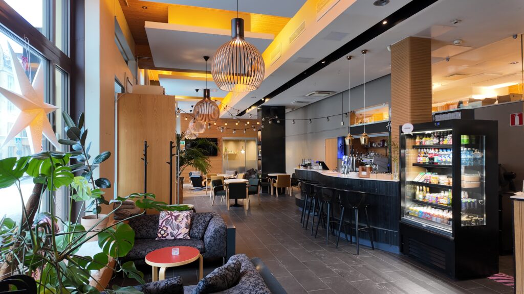 Hotelli Helka Helsinki valoisa aula designkalusteineen Kampissa
