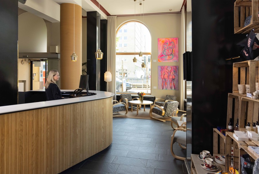 Hotelli Helkan aula Helsingissä tarjoaa viihtyisän ja rauhallisen ympäristön hengähtää kaupunkipäivän lomassa Kampissa