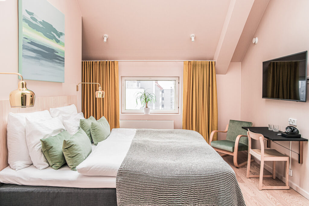 Hotelli Helka Helsinki loft-huone kattoikkunalla ja runsaalla luonnonvalolla