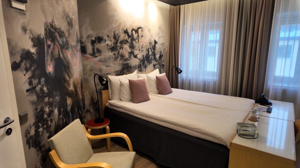 Hotelli Helka Helsinki huone suomalaisen taiteen ja designin äärellä