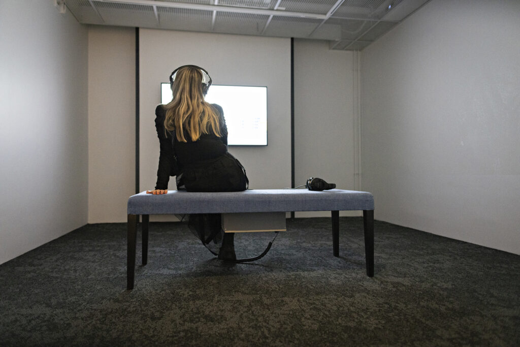 Korvamato Mediataidetta Kiasmasta -näyttelyn mediataideinstallaatiota Oulun kaupungintalolla