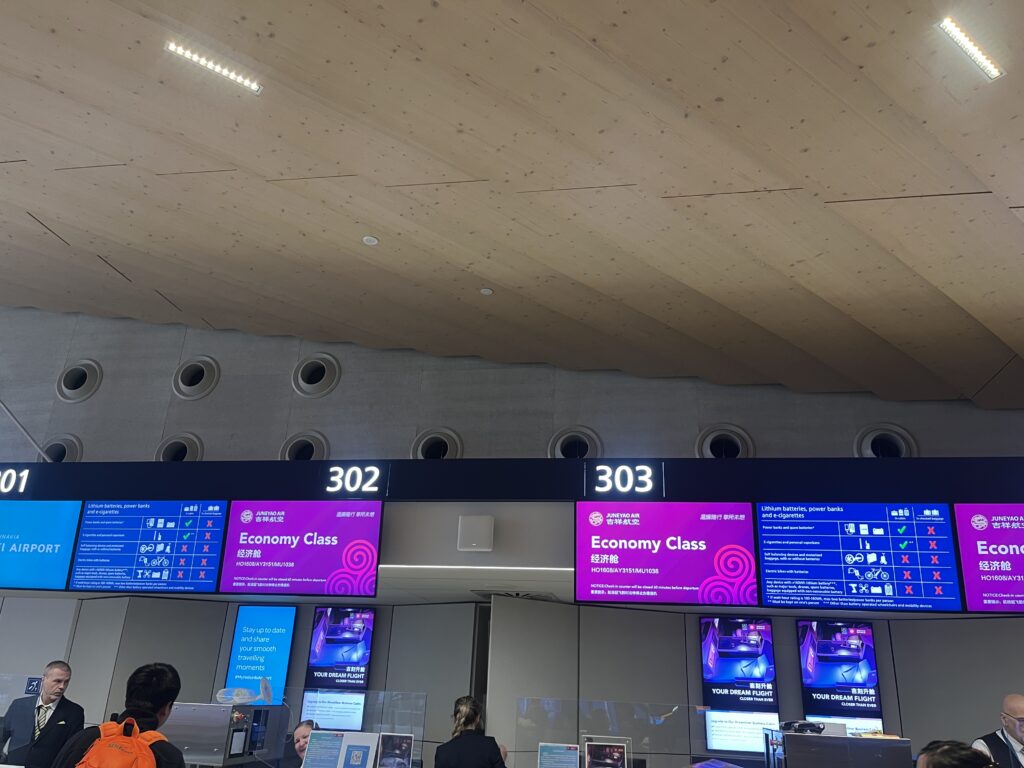 Juneyao Airlines check-in tiski Helsinki-Vantaa lentoasema economy