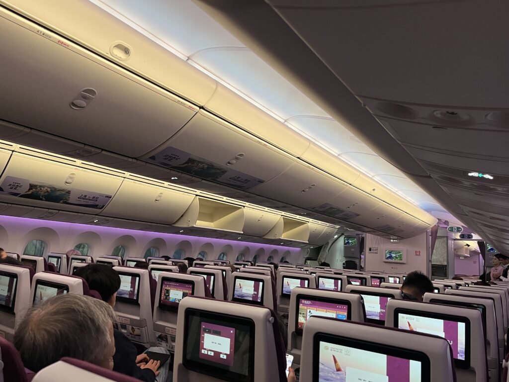 Juneyao Airlines economy kabiini lennon aikana viihdenäytöt