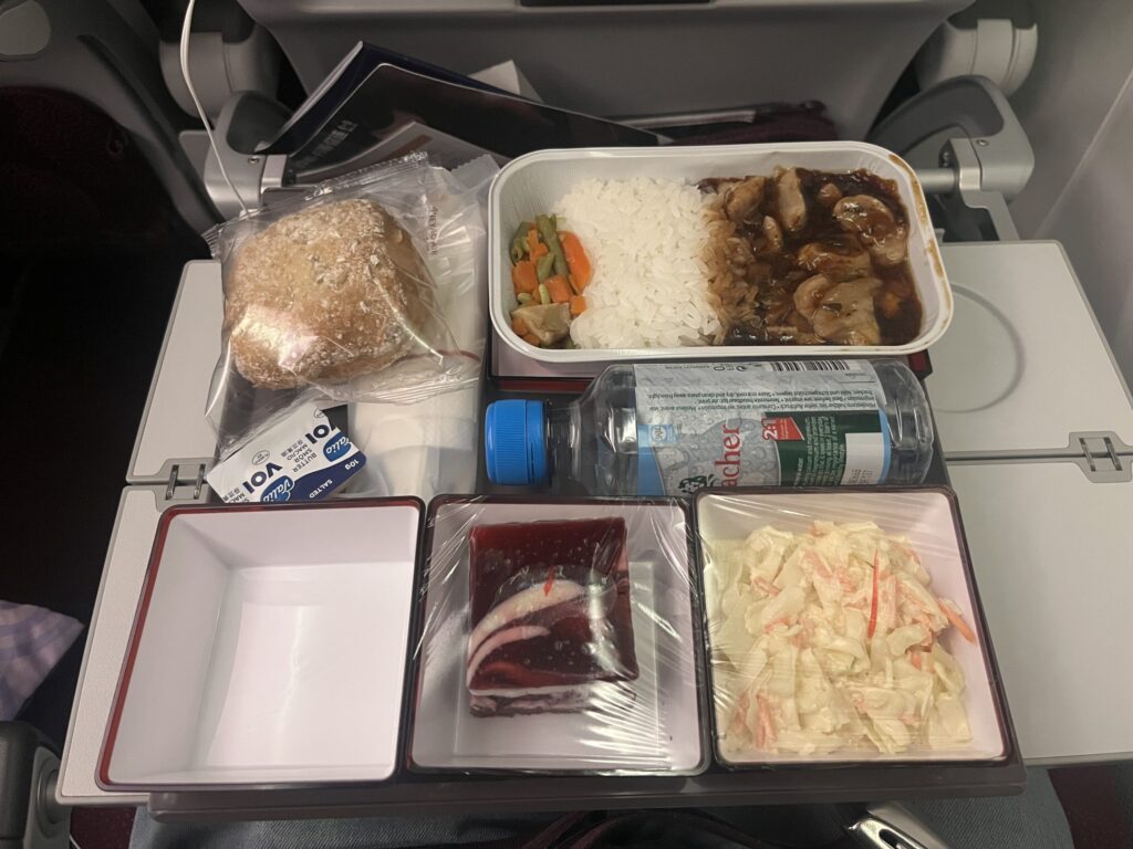 Juneyao Airlines economy ruoka-annos lento Helsinki Shanghai