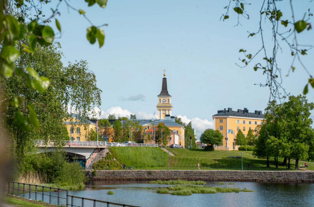 Oulu2026 - Oulun tuomiokirkko ja jokisuisto kevätauringossa