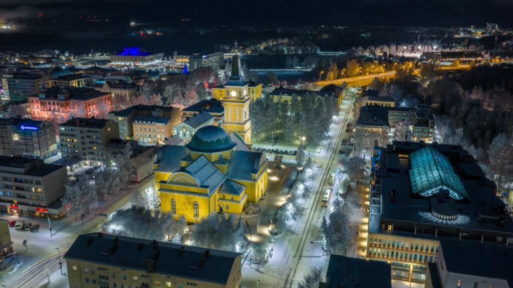 Oulun tuomiokirkko yöllä The Logos tapahtumapaikka 2026