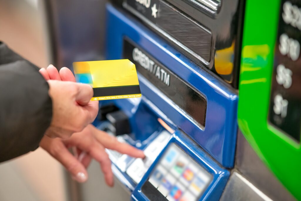 Matkabongaukset Käteisen nostaminen luottokortilla pankkiautomaatista ulkomailla